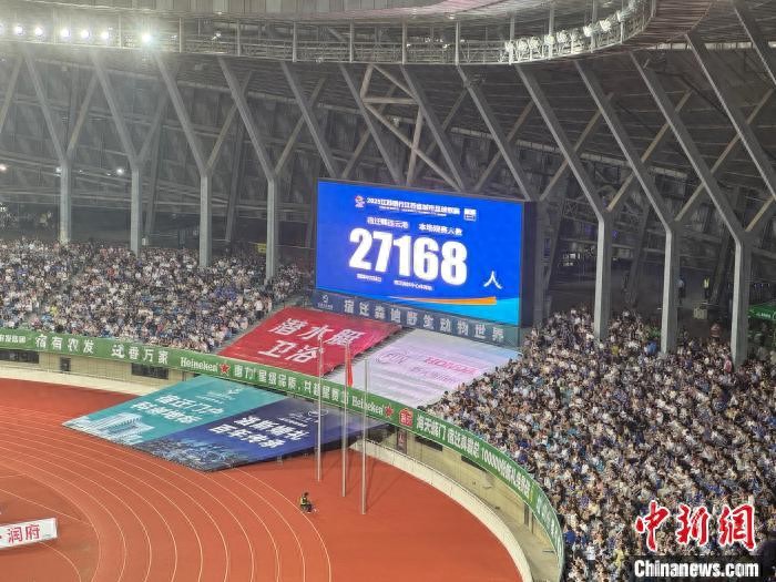 韓喬生來看蘇超 高舉宿遷隊球衣