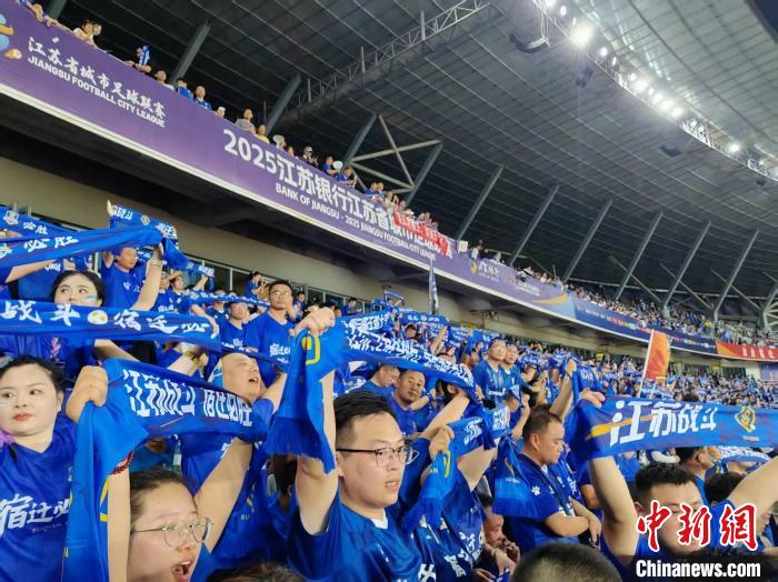 韓喬生來看蘇超 高舉宿遷隊球衣