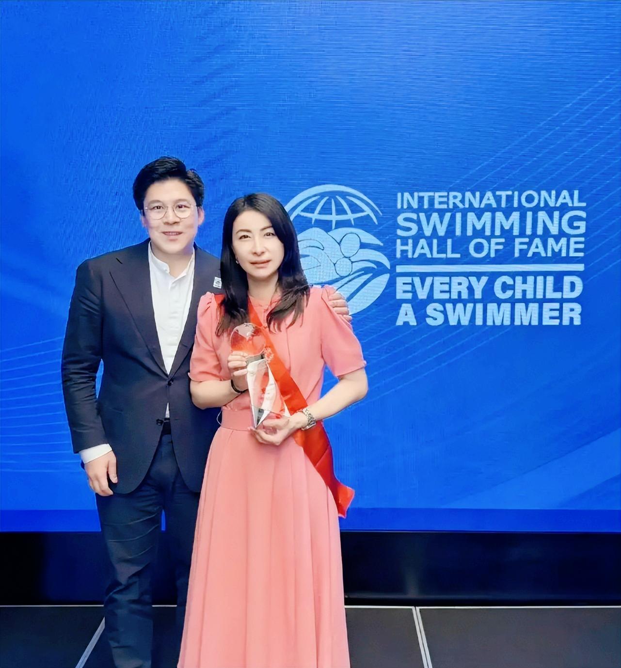 郭晶晶粉裙造型美出圈