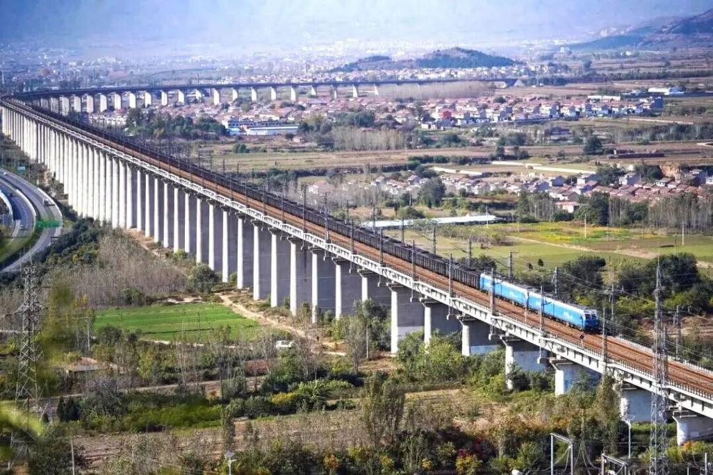 超長火車震撼再現(xiàn)!數(shù)數(shù)有多少節(jié)車廂?