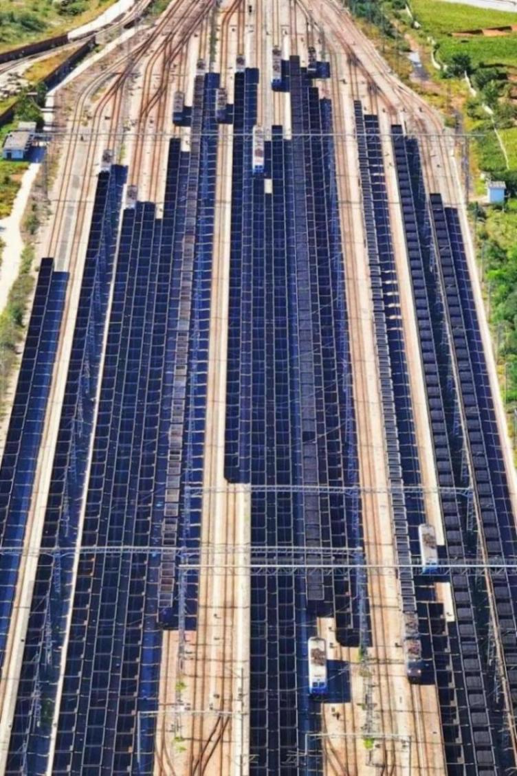 超長火車震撼再現(xiàn)!數(shù)數(shù)有多少節(jié)車廂?