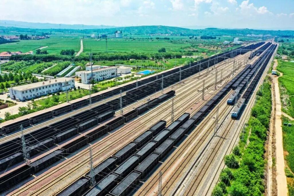 超長火車震撼再現(xiàn)!數(shù)數(shù)有多少節(jié)車廂?