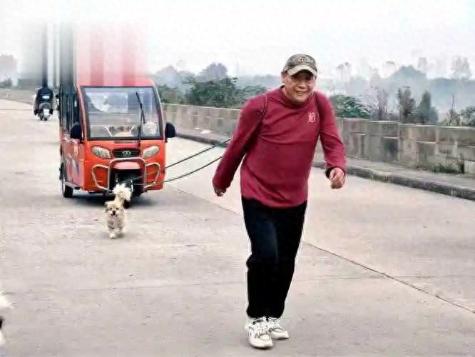 陪伴,是最奢侈最幸福—61歲兒子的三輪車,載著100歲父親的晨光
